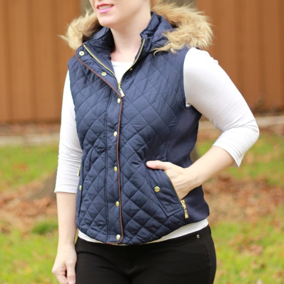 Last Size Small NWT Quilted Vest Faux Fur Hood - Picture 3 of 6